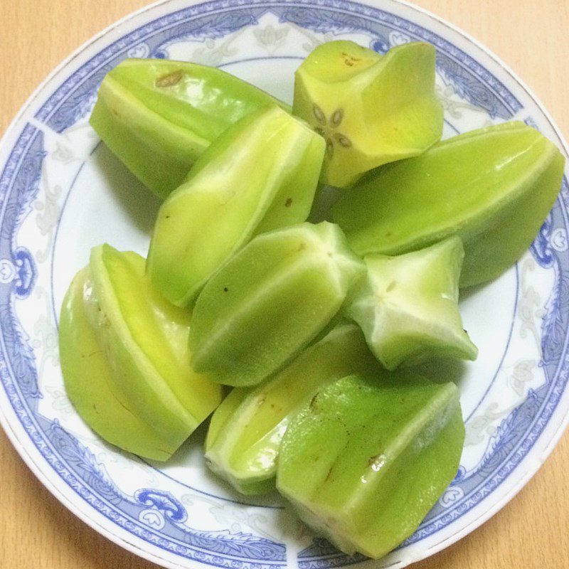 Step 1 Preparing auxiliary ingredients for Beef Soup with Starfruit (recipe shared by a user)