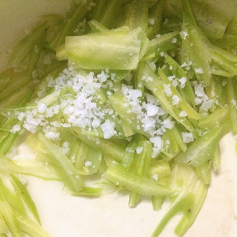 Step 1 Preparing auxiliary ingredients for Beef Soup with Starfruit (recipe shared by a user)