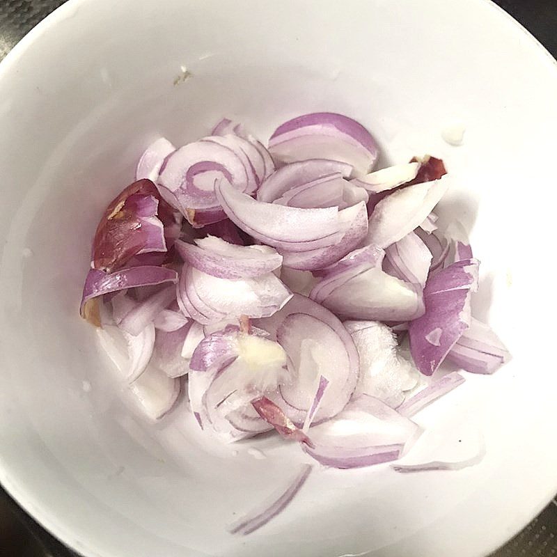 Step 1 Preparing auxiliary ingredients for Beef Soup with Starfruit (recipe shared by a user)