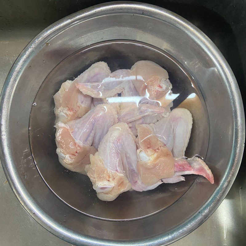 Step 1 Prepare chicken wings Fried chicken wings with fish sauce using an air fryer