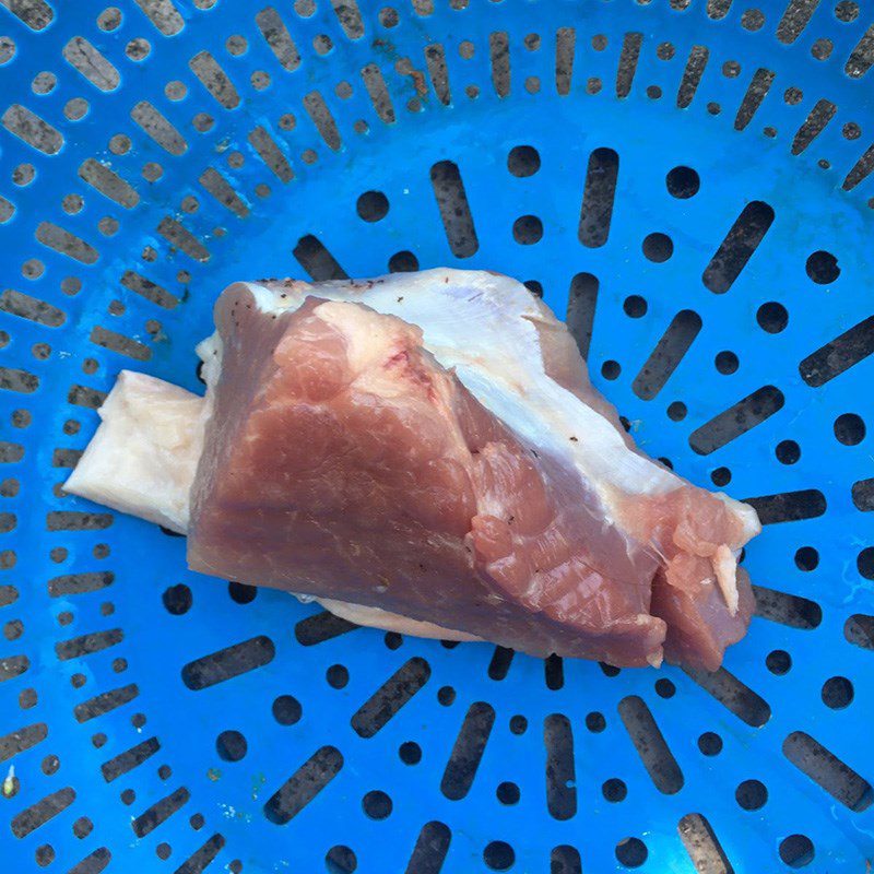 Step 1 Preparing pork Pork belly braised with white radish uses caramel