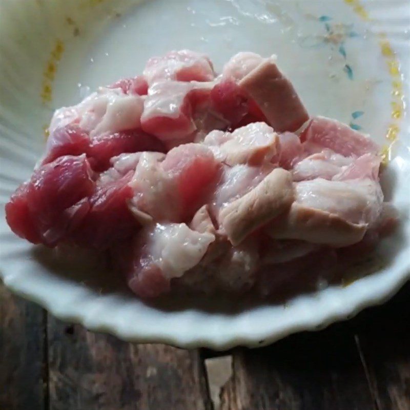 Step 1 Prepare the pork for stir-fried pork with wild betel leaves