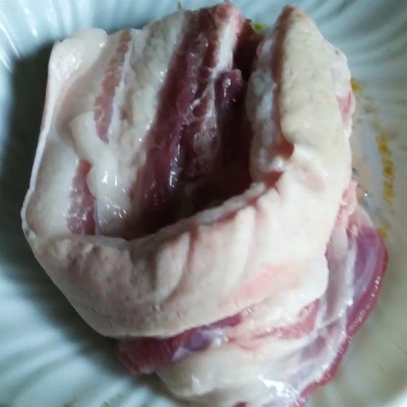 Step 1 Prepare the pork for stir-fried pork with wild betel leaves