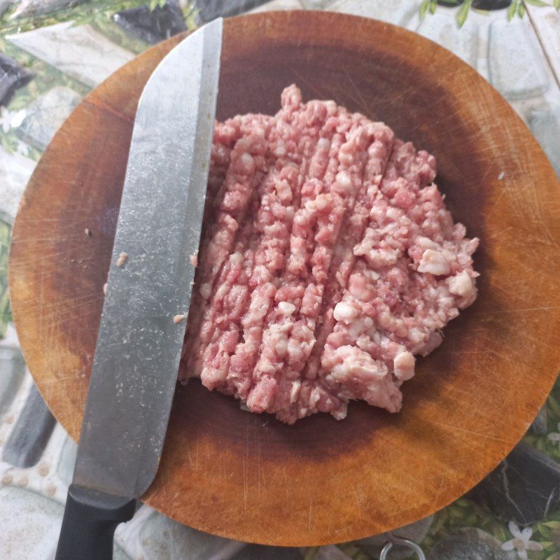 Step 1 Prepare the pork for minced meat cake