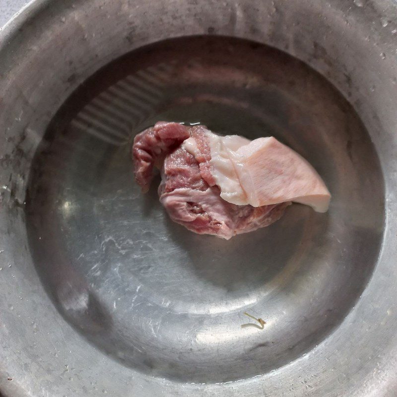 Step 1 Prepare the pork for minced meat cake