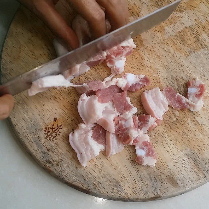 Step 1 Prepare the pork for stir-fried okra with pork belly