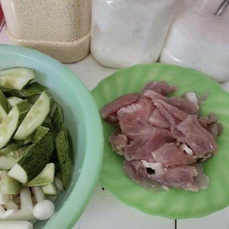 Step 1 Prepare pork and cucumber stir-fried with mushrooms