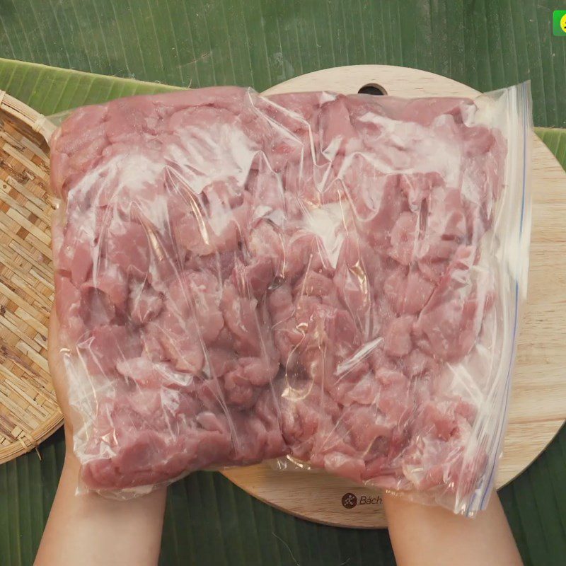 Step 1 Prepare the meat and pork fat for Vietnamese pork sausage using a blender