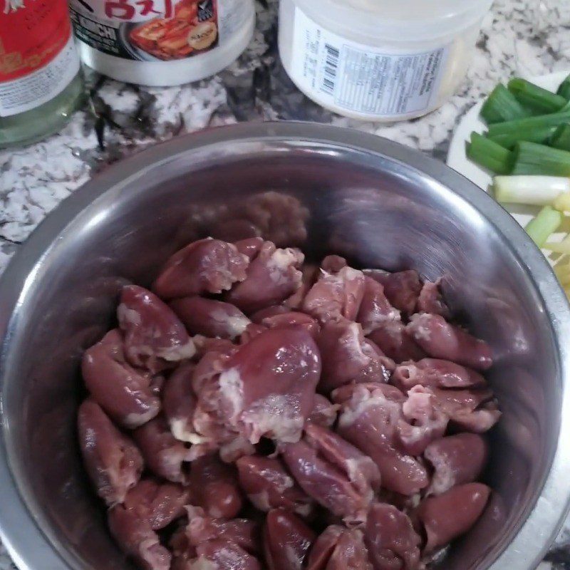 Step 1 Prepare chicken hearts Stir-fried chicken hearts with ginger and onions