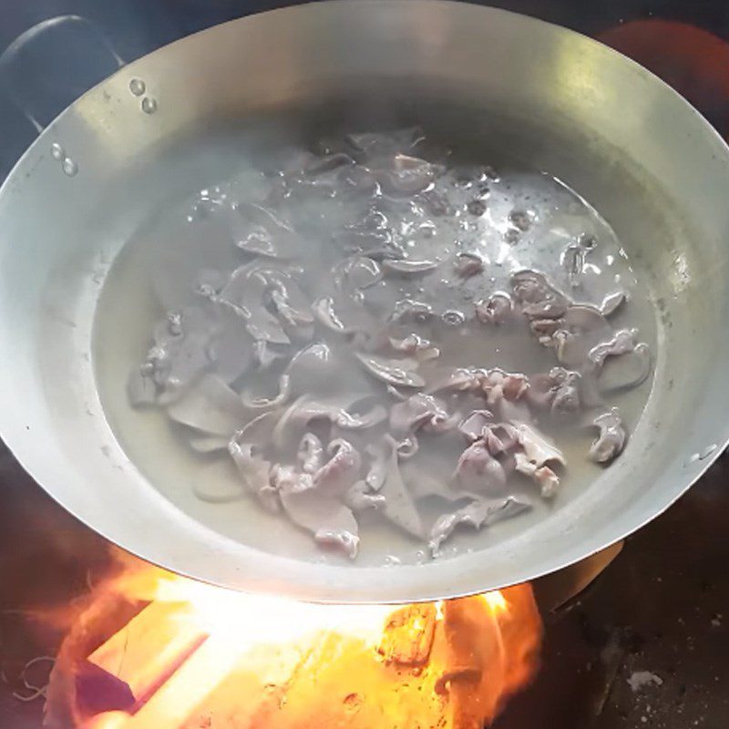 Step 2 Prepare the pig's heart and liver Stir-fried noodles with mixed ingredients