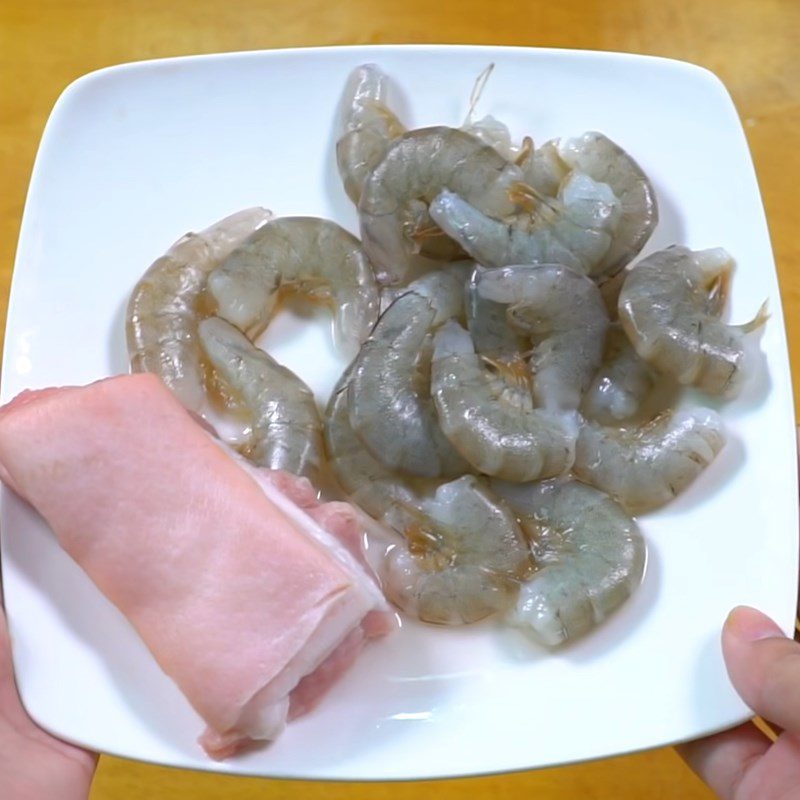 Step 1 Prepare the shrimp and meat for the fragrant shrimp stir-fry