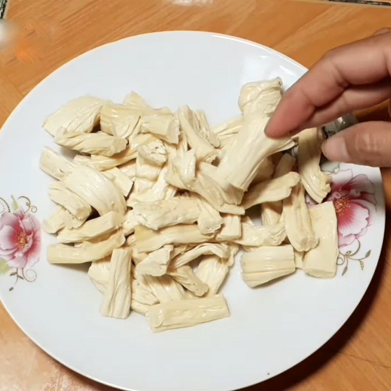 Step 1 Prepare and fry the tofu skin Spicy sautéed fresh tofu skin