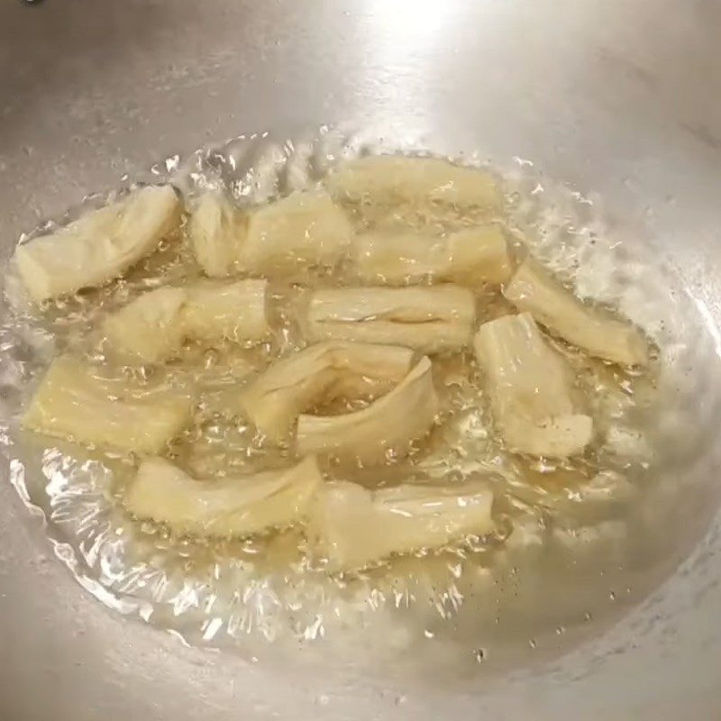 Step 1 Prepare and fry the tofu skin Spicy sautéed fresh tofu skin