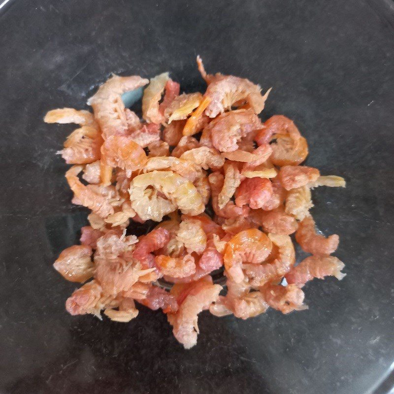 Step 2 Preparing and pounding dried shrimp for bitter melon soup with dried shrimp (recipe shared by user)