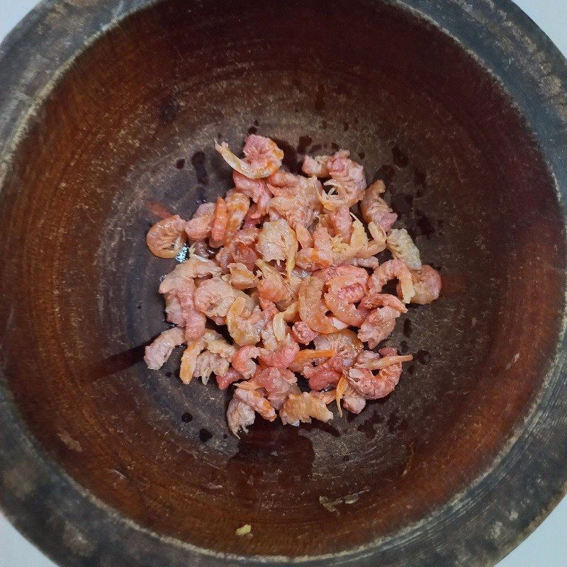 Step 2 Preparing and pounding dried shrimp for bitter melon soup with dried shrimp (recipe shared by user)