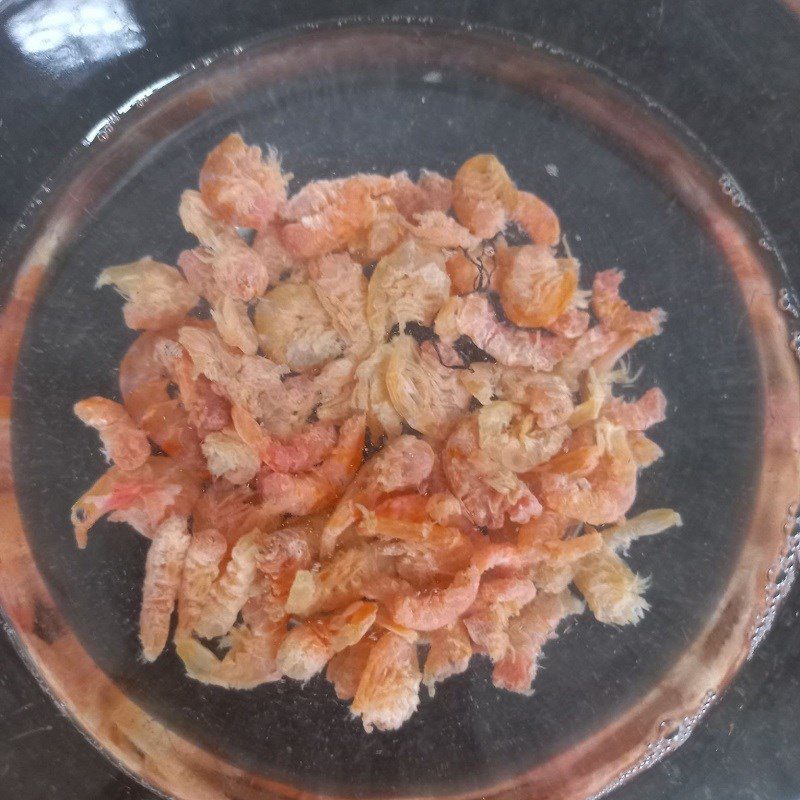 Step 2 Preparing and pounding dried shrimp for bitter melon soup with dried shrimp (recipe shared by user)