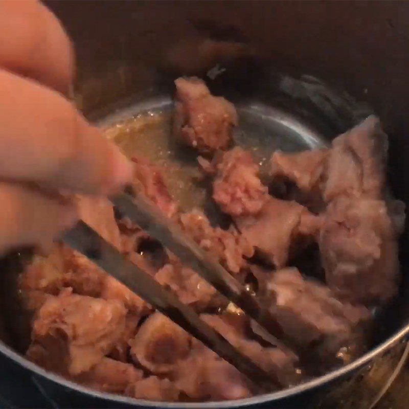 Step 1 Prepare and simmer bone for sweet potato shoot soup with ribs and tomatoes