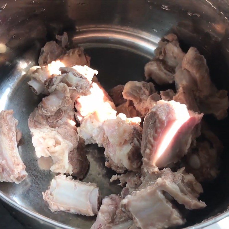 Step 1 Prepare and simmer the bones for Sweet Potato Stem Soup with Ribs and Tomatoes