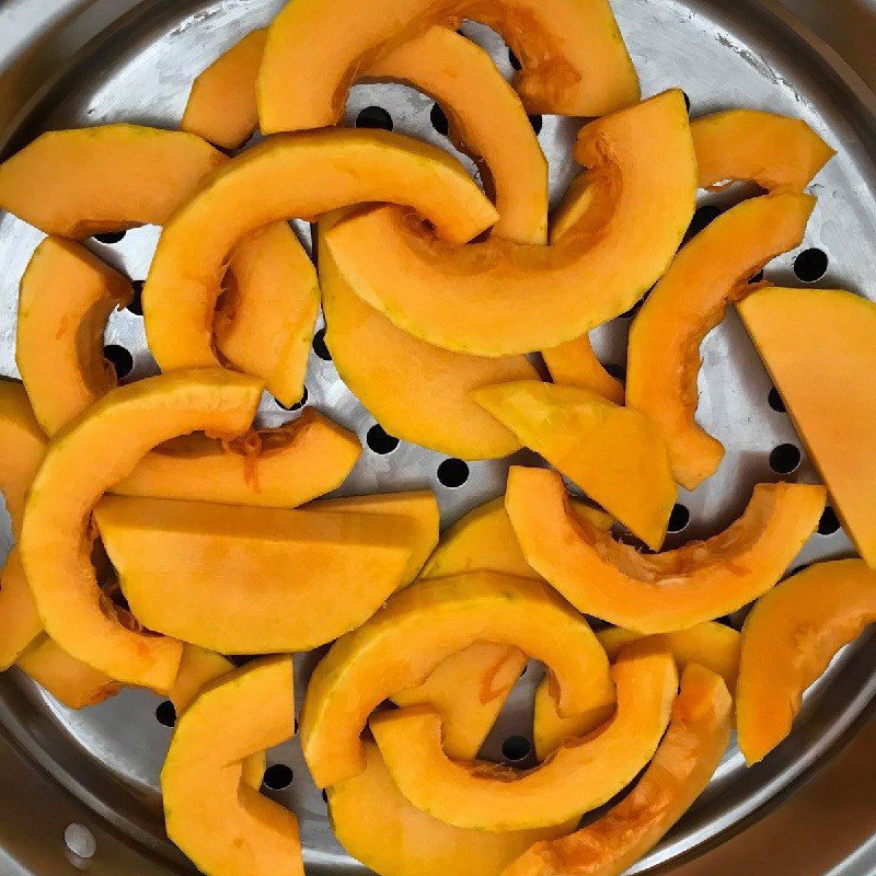 Step 1 Prepare and steam the pumpkin for Pumpkin Milk (recipe shared by a user)