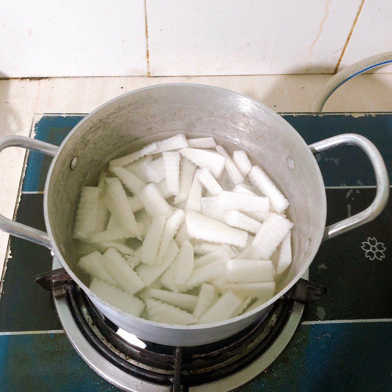 Step 1 Prepare and boil the radish Stir-fried Radish with Eggs