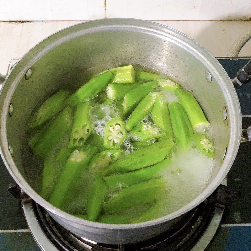 Step 1 Prepare and boil okra Stir-fried okra with eggs