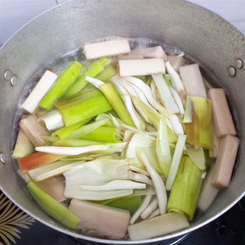 Step 2 Prepare and boil the banana flower with pork stir-fry