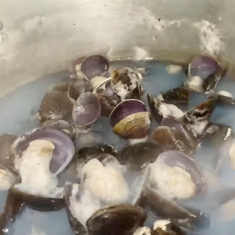 Step 1 Prepare and boil clams for Water Spinach Soup