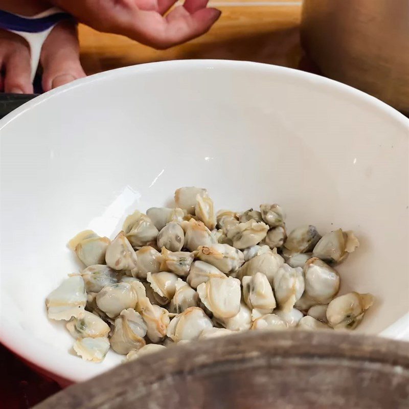 Step 1 Prepare and boil clams for Water Spinach Soup