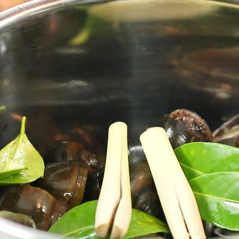 Step 1 Prepare and boil snails Stir-fried Snails with Curry