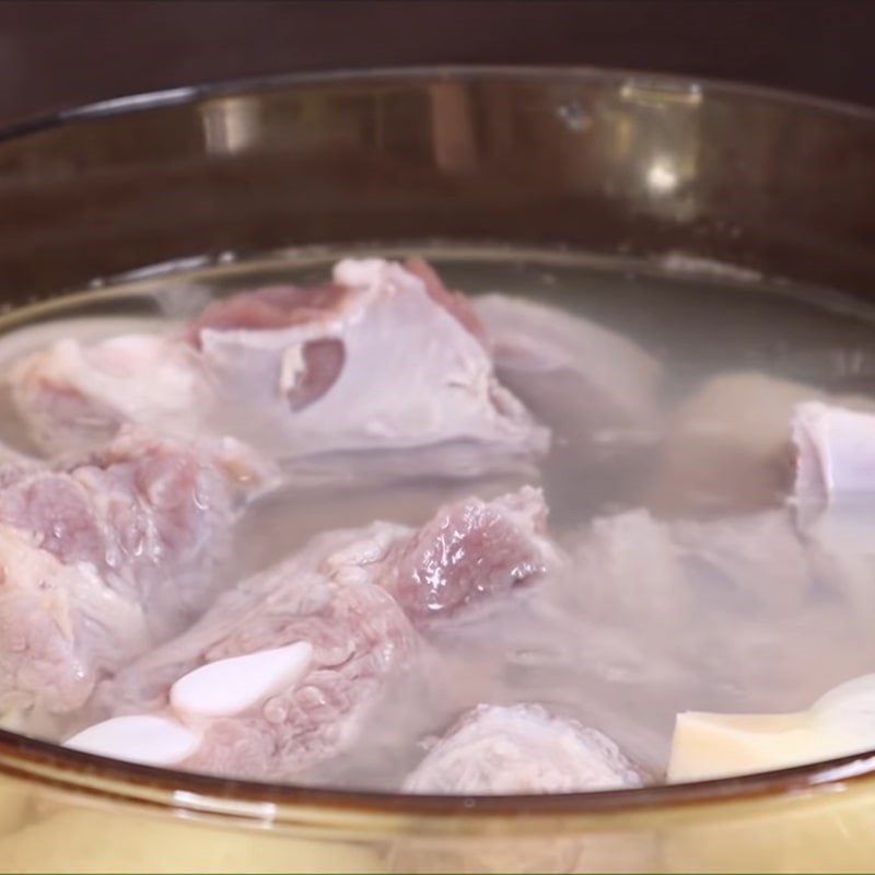 Step 1 Prepare and blanch the ribs for Pork Rib Soup with Mushrooms and Vegetables