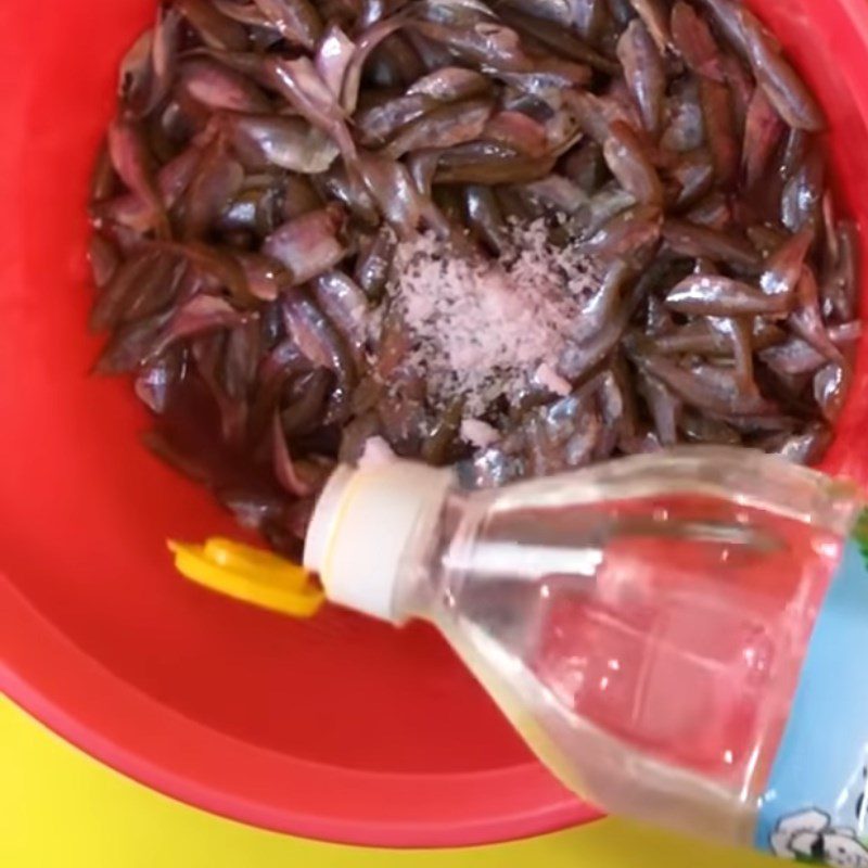 Step 1 Prepare and marinate the fish Crispy fried catfish