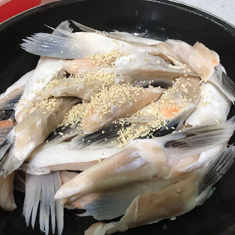 Step 1 Prepare and marinate the fish Sour bamboo shoot salmon soup