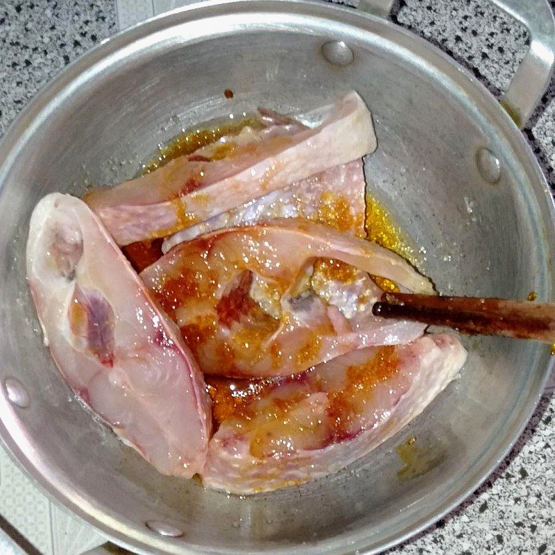 Step 1 Prepare and marinate fish Tilapia braised with pepper (recipe shared by a user)