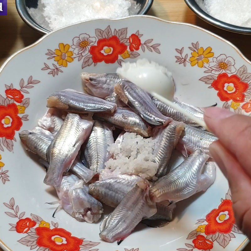 Step 1 Prepare and Marinate the Snakehead Fish for Braised Snakehead Fish