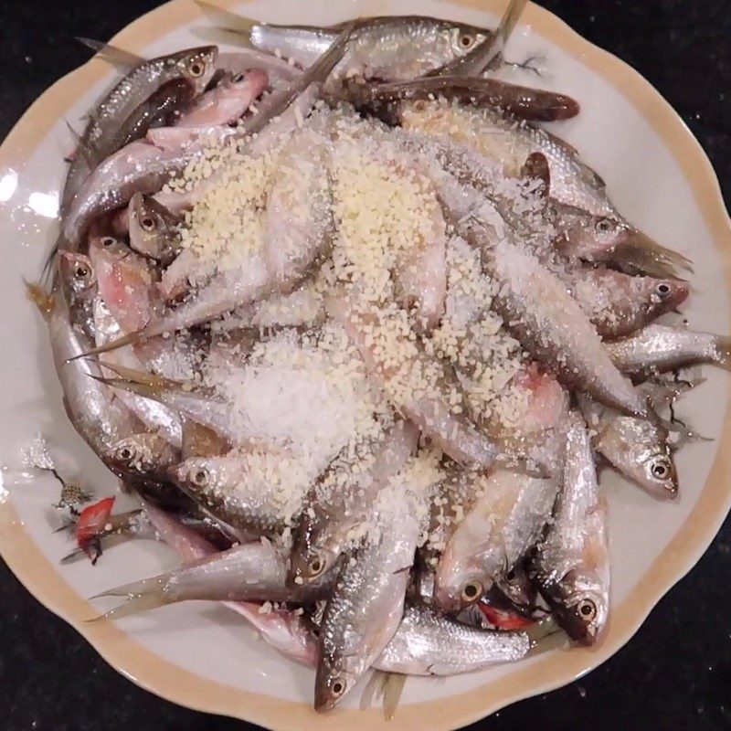 Step 1 Cleaning and marinating linh fish for braised linh fish