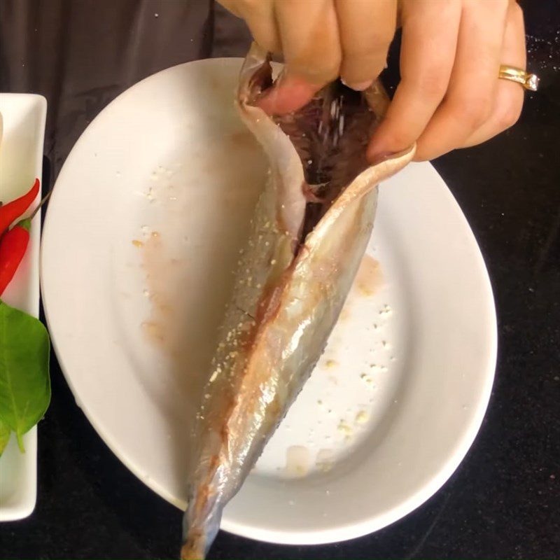 Step 1 Prepare and marinate the saba fish Steamed saba fish with lemon