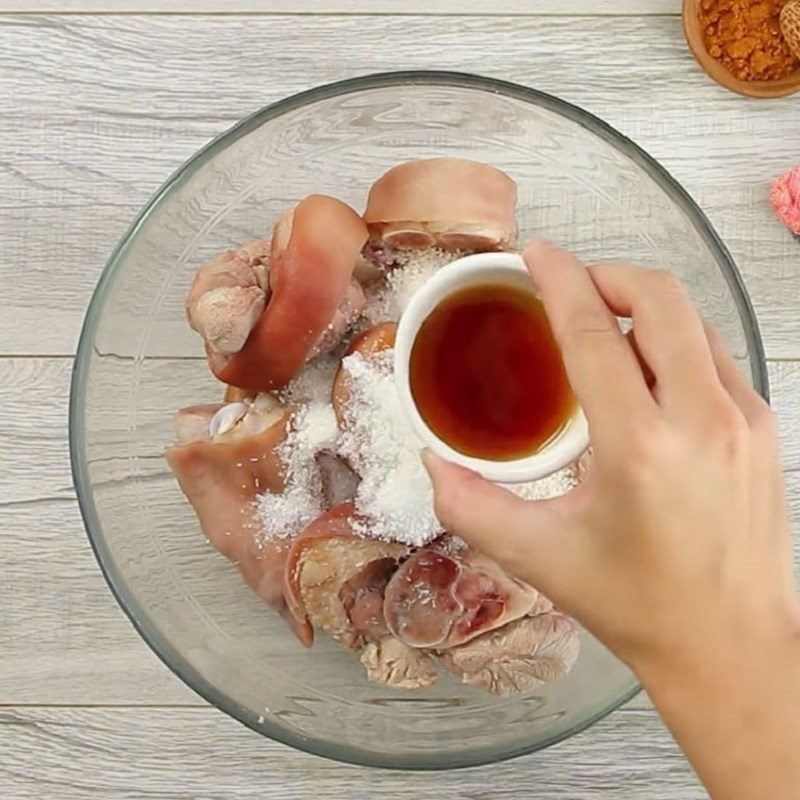 Step 1 Prepare and marinate the pig trotters Coca braised pig trotters