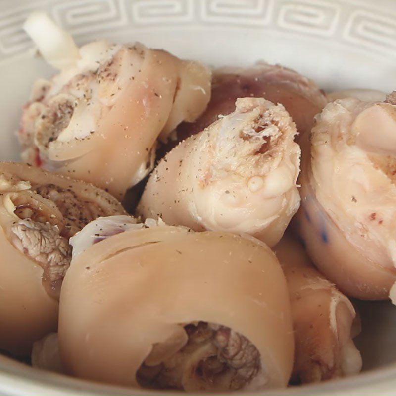 Step 1 Prepare and marinate the pork leg Braised pork leg with fresh bamboo shoots