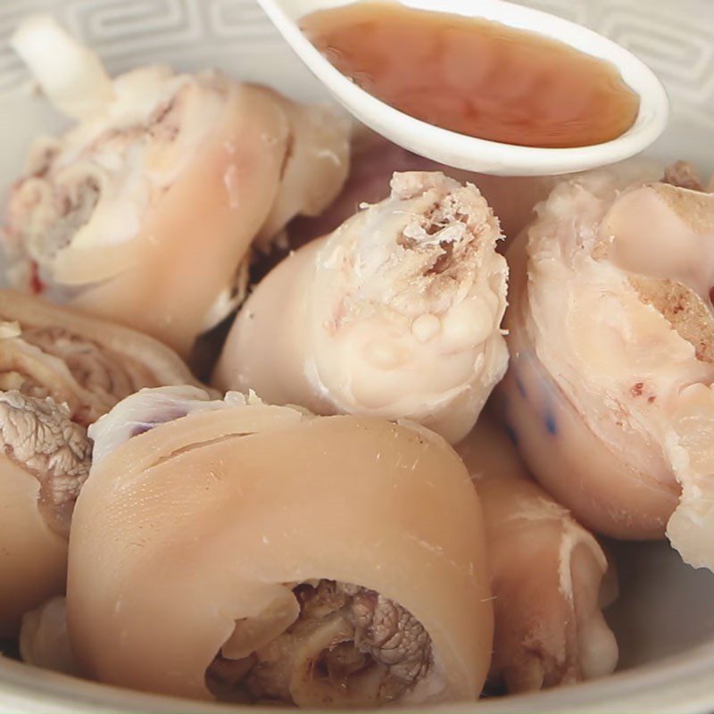 Step 1 Prepare and marinate the pork leg Braised pork leg with fresh bamboo shoots