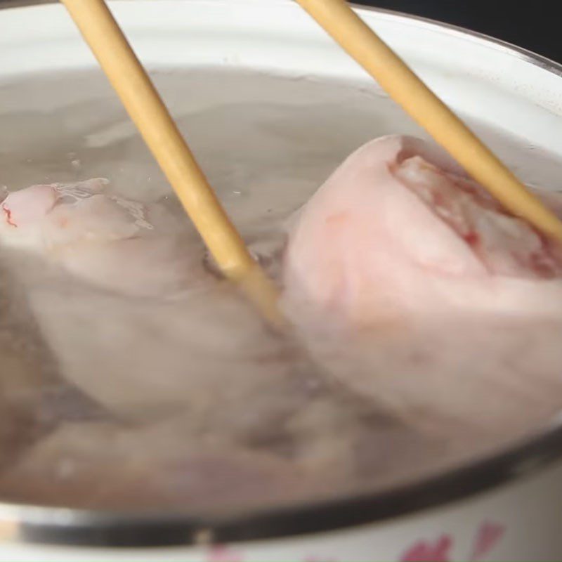 Step 1 Prepare and marinate the pork leg Braised pork leg with fresh bamboo shoots