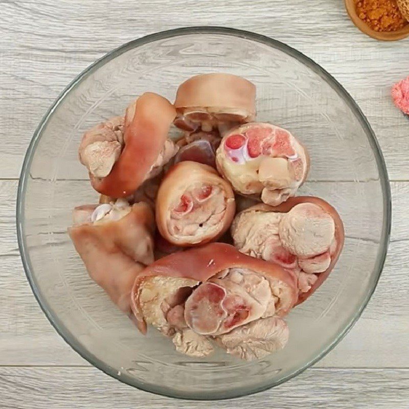 Step 1 Prepare and marinate the pig trotters Coca braised pig trotters