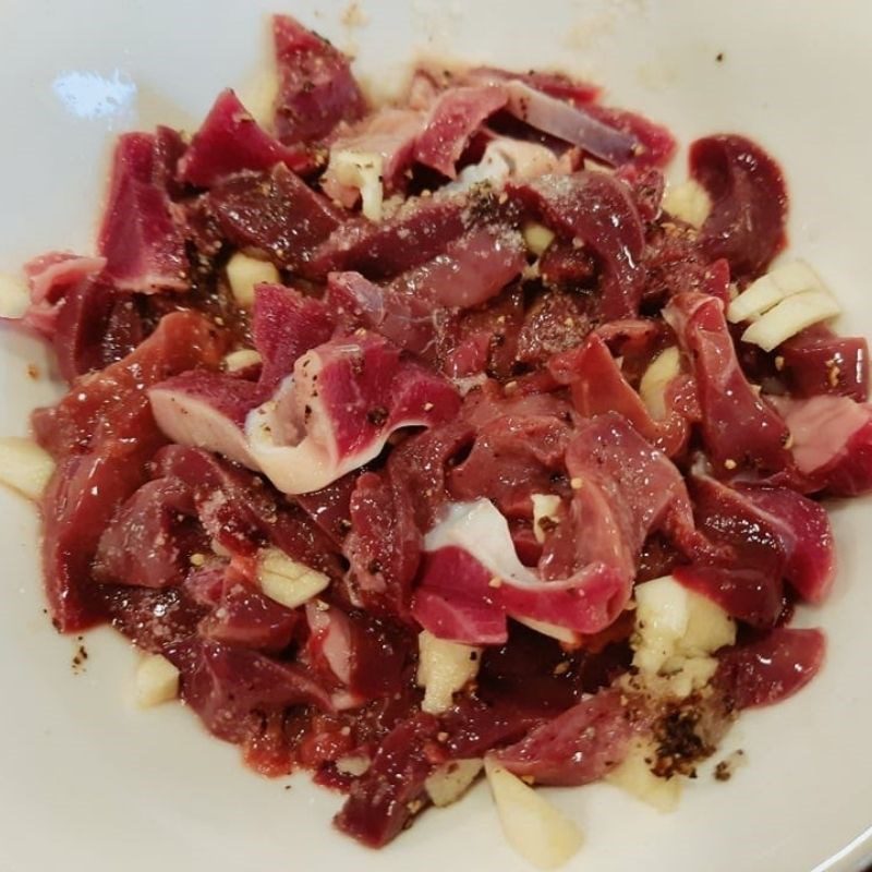 Step 2 Prepare and marinate liver, chicken gizzards Stir-fried chicken gizzards with bean sprouts