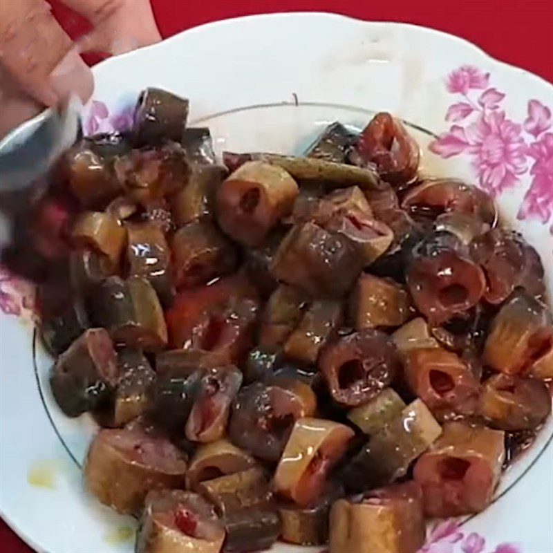 Step 1 Prepare and marinate eel Eel stewed with lemongrass and chili