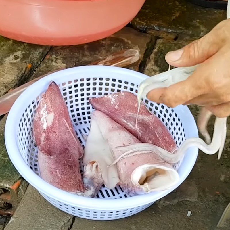 Step 1 Prepare and marinate the squid Stir-fried squid with scallions