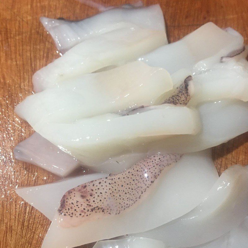 Step 1 Prepare and marinate the squid Stir-fried Squid with Gourd (recipe shared by a user)