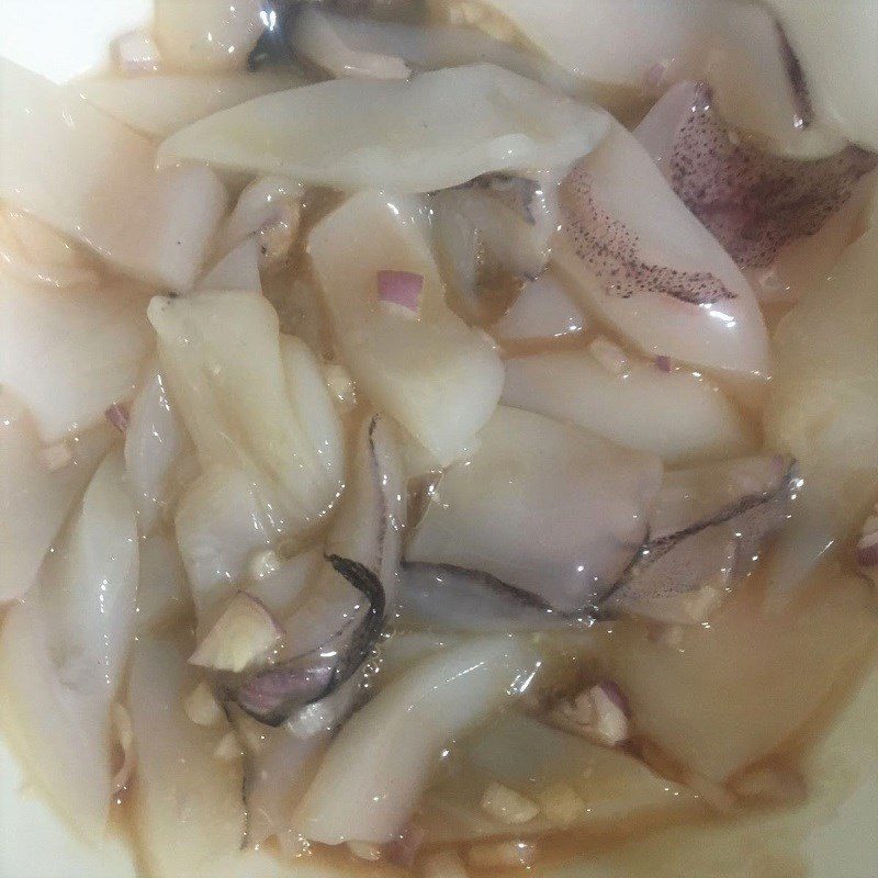 Step 1 Prepare and marinate the squid Stir-fried Squid with Gourd (recipe shared by a user)