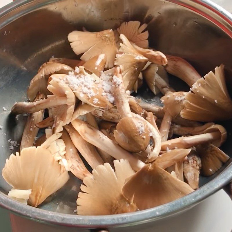 Step 1 Preparing and marinating the mushrooms Salted Shrimp Fried Mushroom