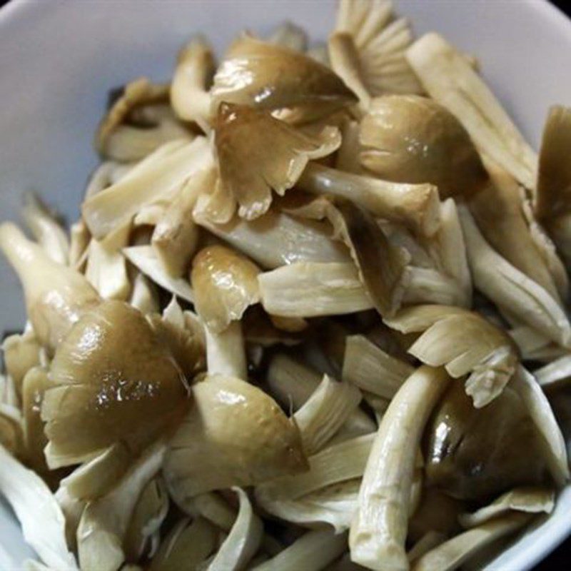 Step 1 Preparing and marinating the mushrooms Salted Shrimp Fried Mushroom