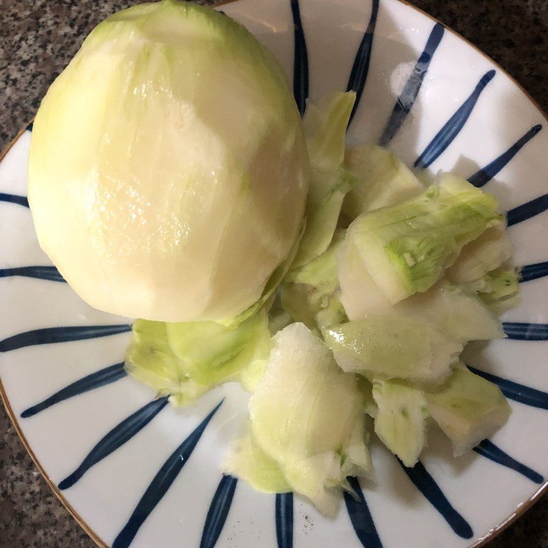 Step 1 Prepare and marinate the ingredients for stir-fried kohlrabi with fresh shrimp