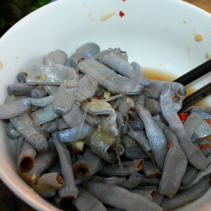 Step 1 Prepare and marinate sá sùng Stir-fried sá sùng with sour bamboo shoots